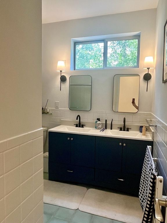 Bathroom, Dual Sink Vanities, Interior