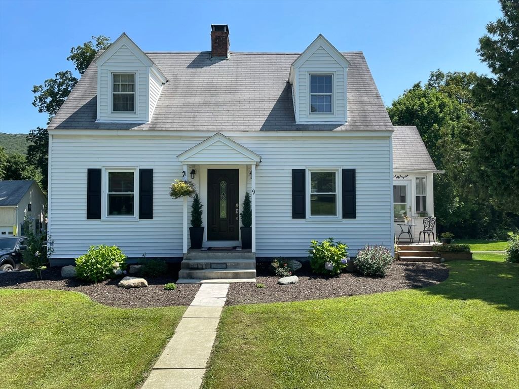 Exterior, Facade, Cape Cod
