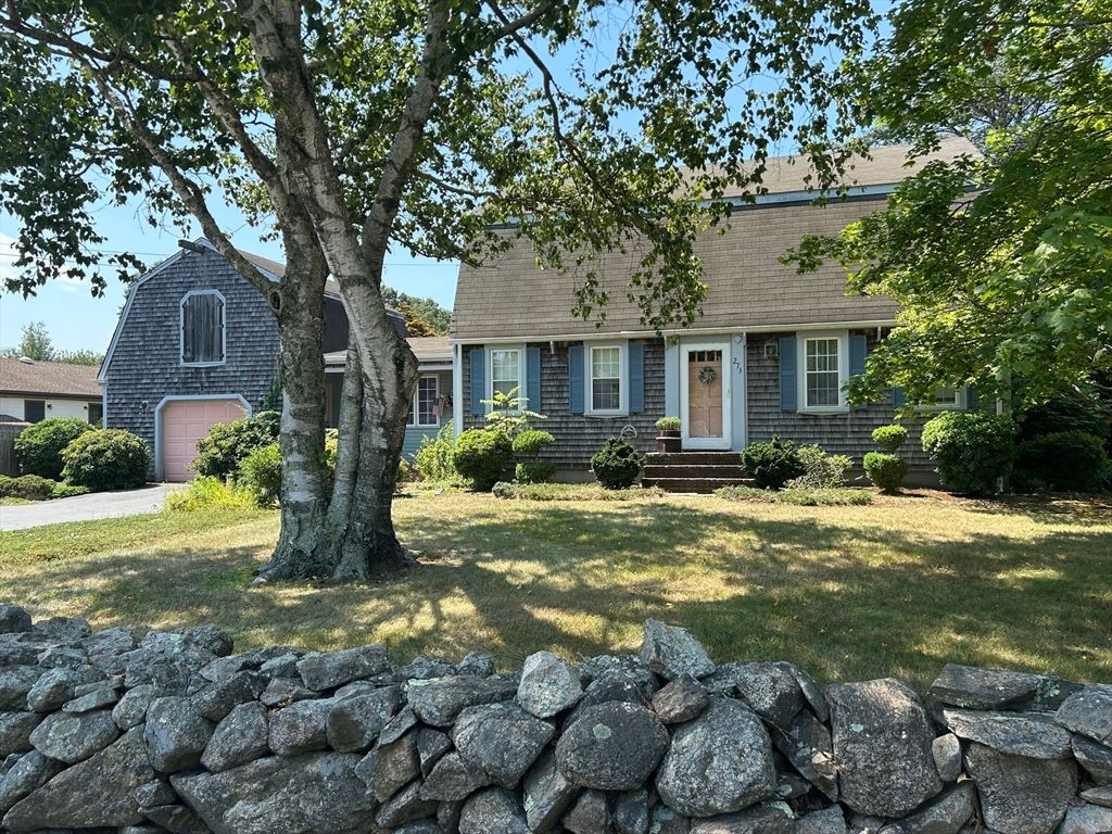 Attached, Exterior, Facade, Cape Cod