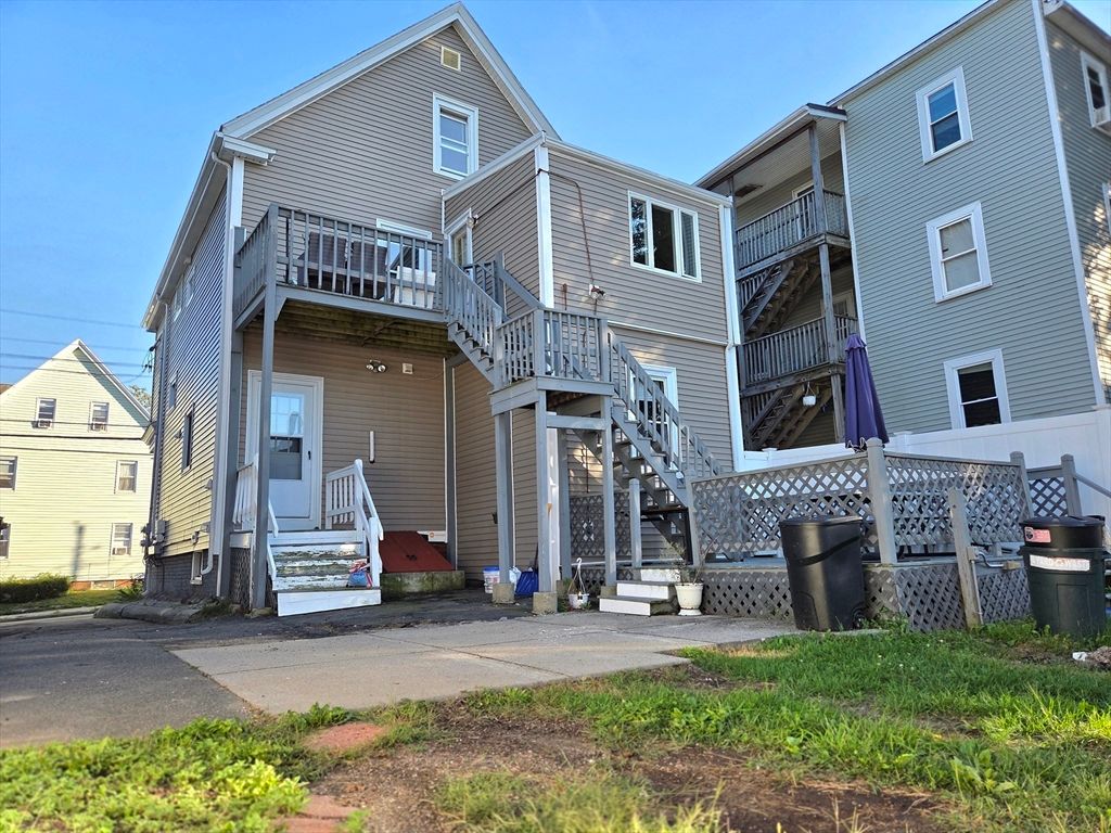 Exterior, Facade, Rowhouse