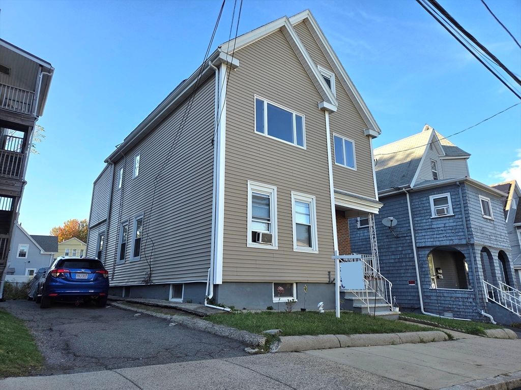 Attached, Exterior, Facade, Rowhouse