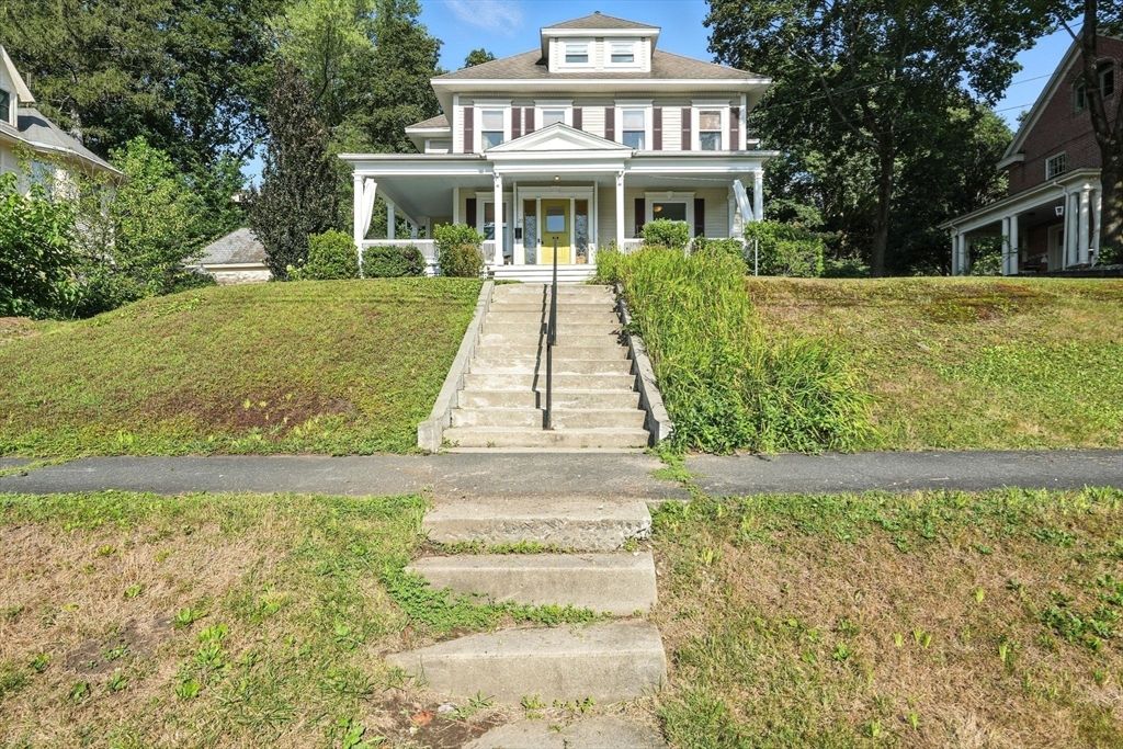 Exterior, Facade, American Foursquare