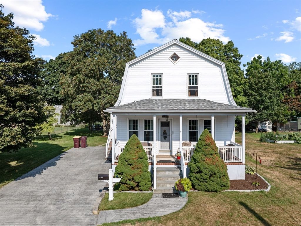 Backyard, Exterior, Facade, Queen Anne Victorian