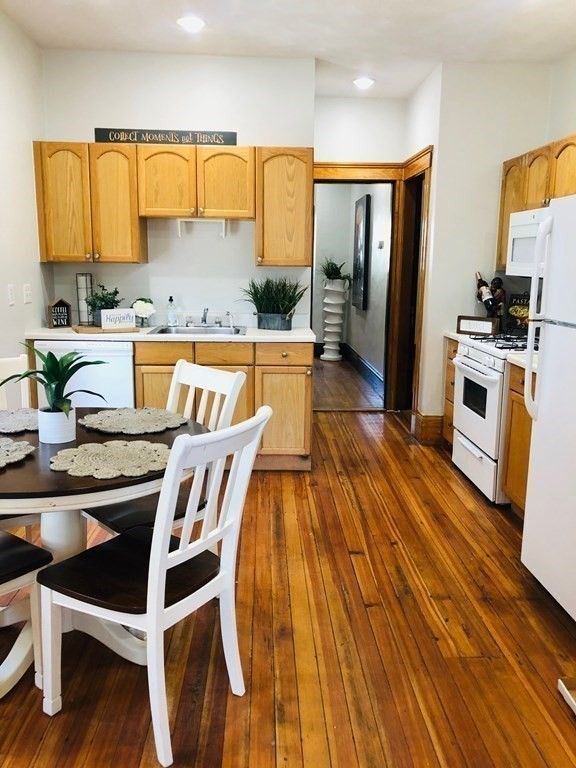 Dining room, Interior, Kitchen, Recessed Lighting, Wood Texture Flooring