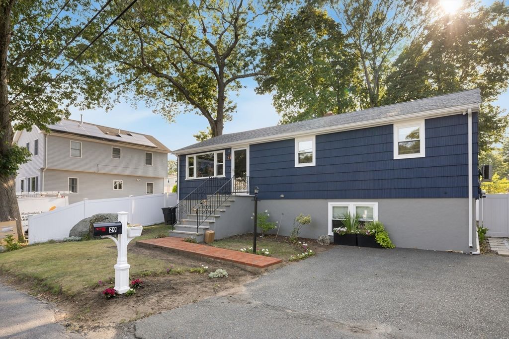 Exterior, Facade, Raised Ranch