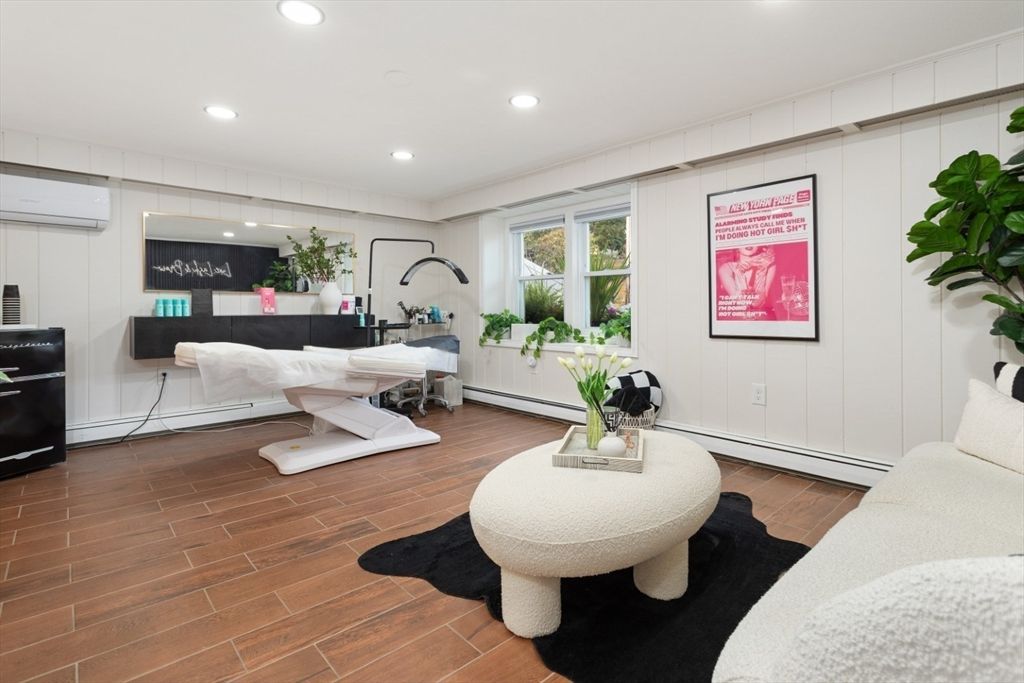 Interior, Recessed Lighting, Wood Texture Flooring