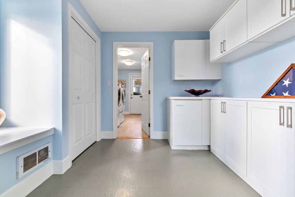 Interior, Washer, Wood Texture Flooring