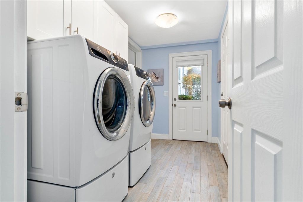 Interior, Utility Closets, Washer, Wood Texture Flooring