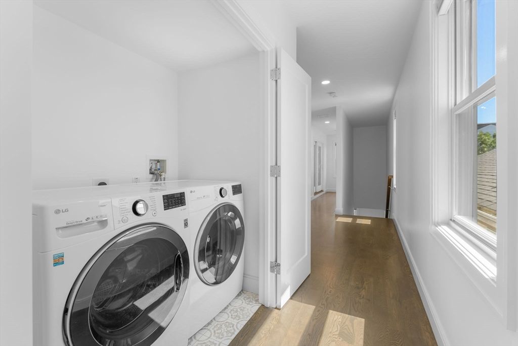 Interior, Recessed Lighting, Washer, Wood Texture Flooring
