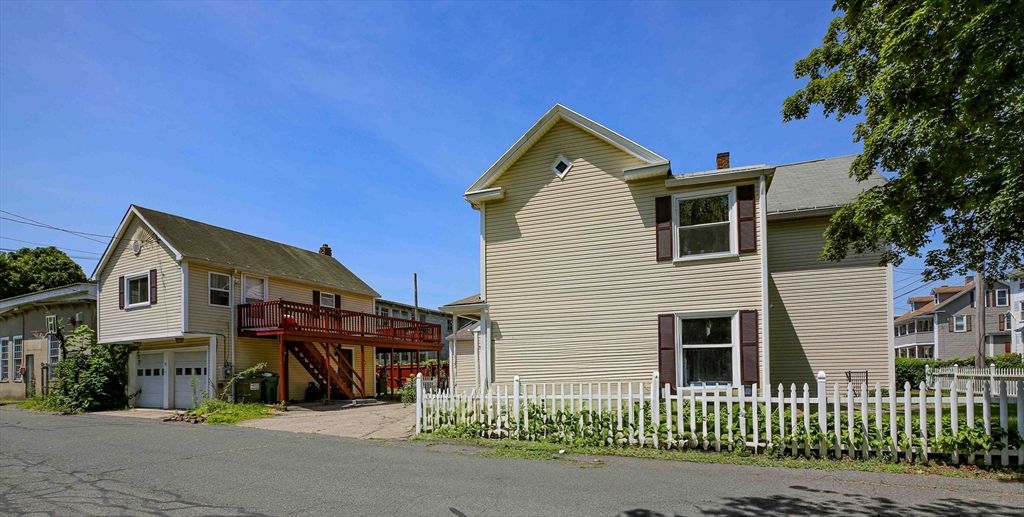 Attached, Exterior, Facade, Queen Anne Victorian