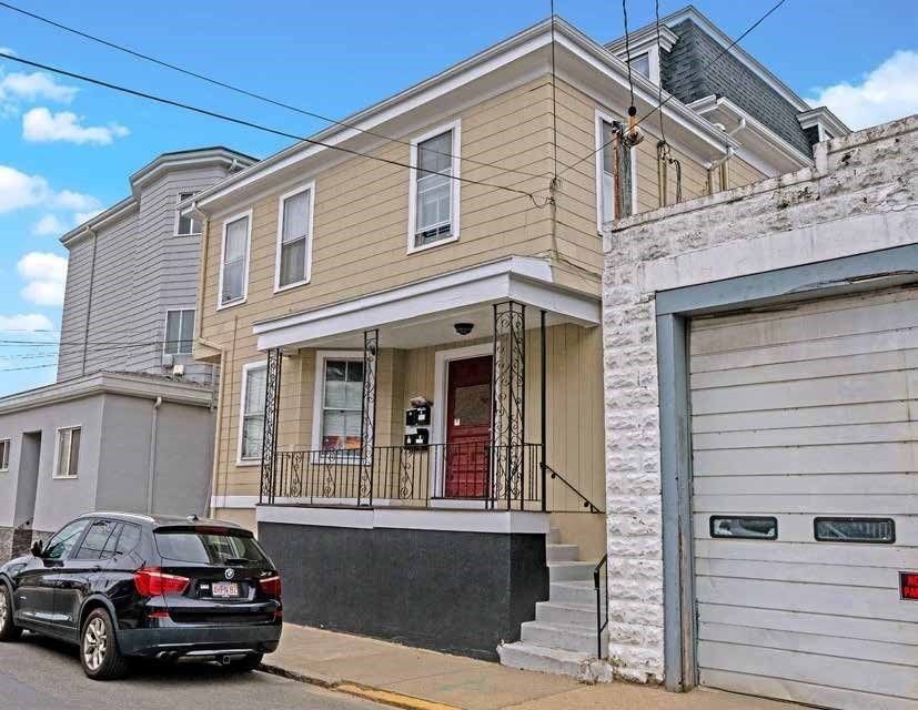 Attached, Exterior, Facade, Rowhouse