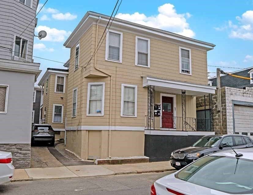 Exterior, Facade, Rowhouse