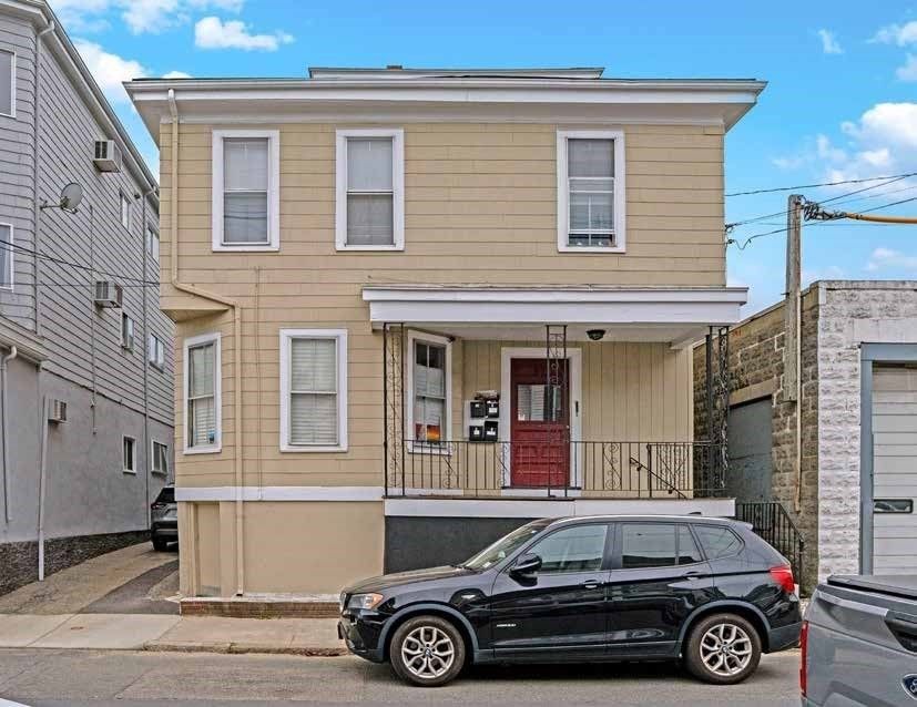 Exterior, Facade, Rowhouse