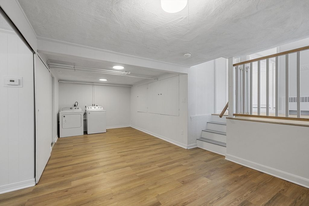 Interior, Recessed Lighting, Washer, Wood Texture Flooring