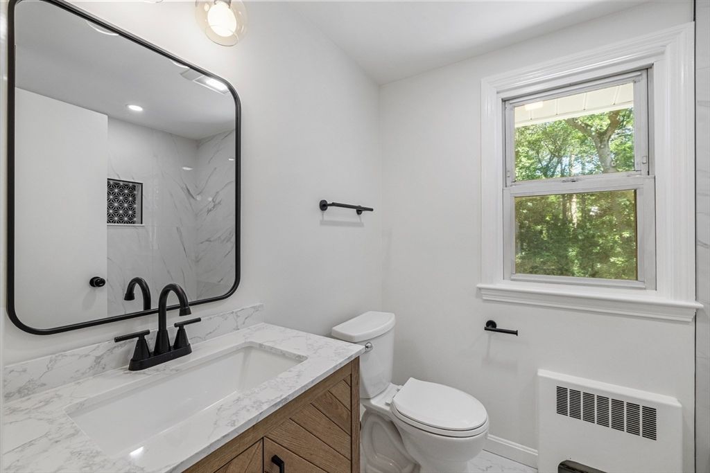 Bathroom, Interior, Marble, Marble Walls, Recessed Lighting