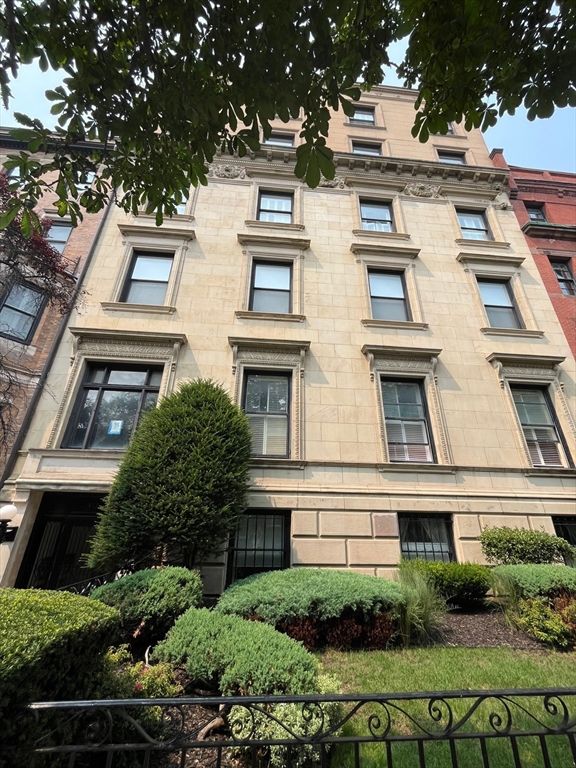 Exterior, Facade, Brownstone