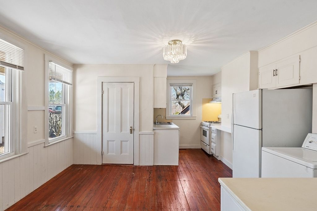 Interior, Washer, Wood Texture Flooring