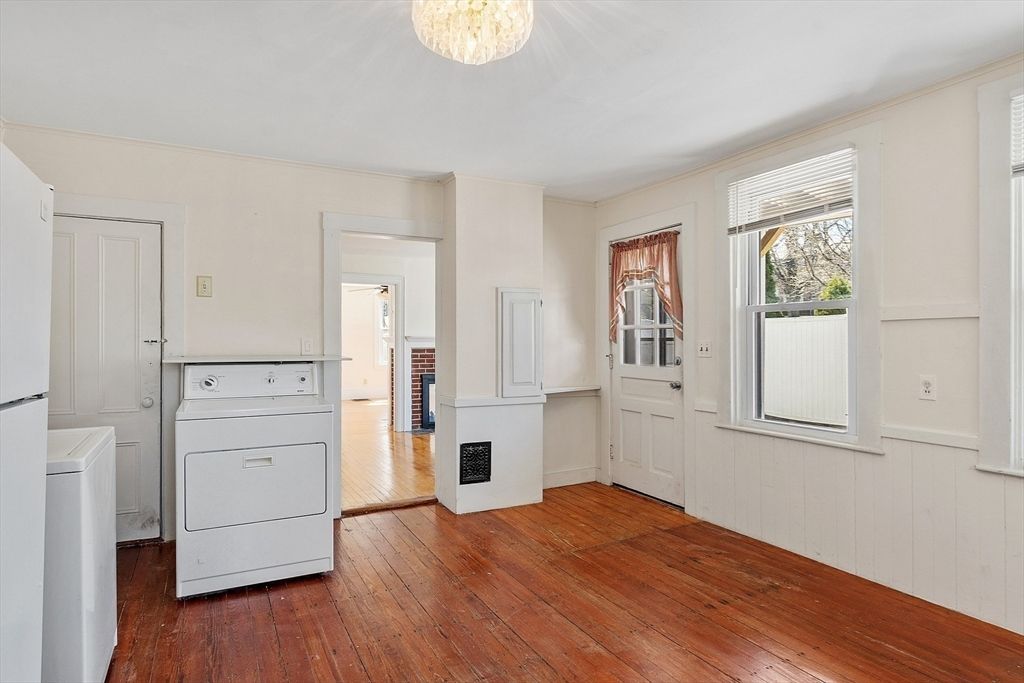 Interior, Utility Closets, Washer, Wood Texture Flooring