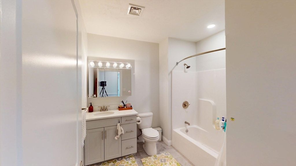 Bathroom, Interior, Recessed Lighting