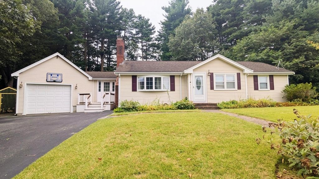 Attached, Exterior, Facade, Ranch