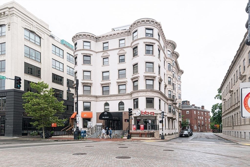 Exterior, Facade, Rowhouse