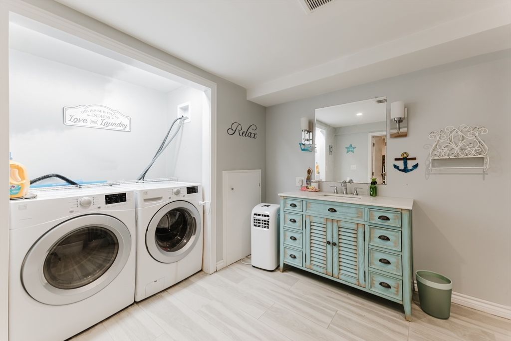 Interior, Recessed Lighting, Washer, Wood Texture Flooring