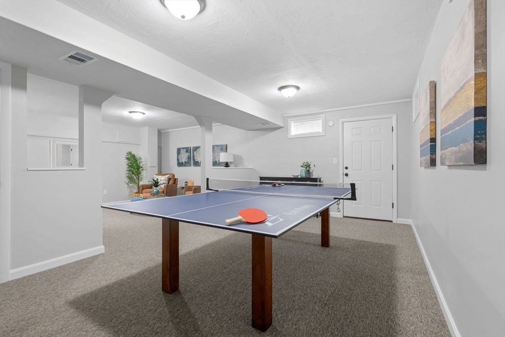 Game Room, Interior