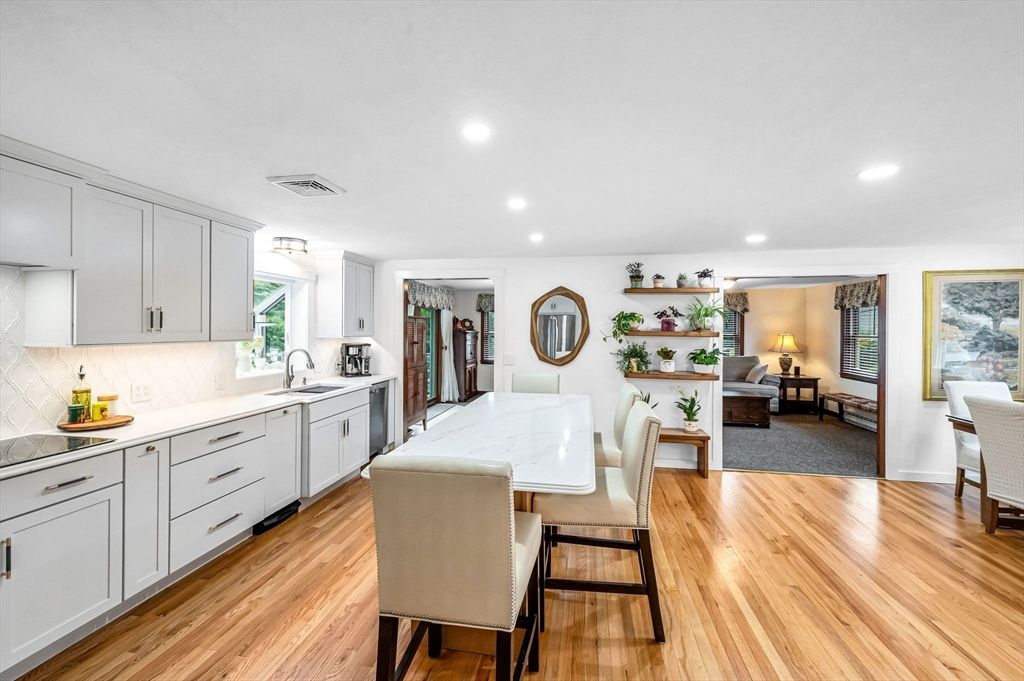 Dining room, Interior, Kitchen, Recessed Lighting, Wood Texture Flooring