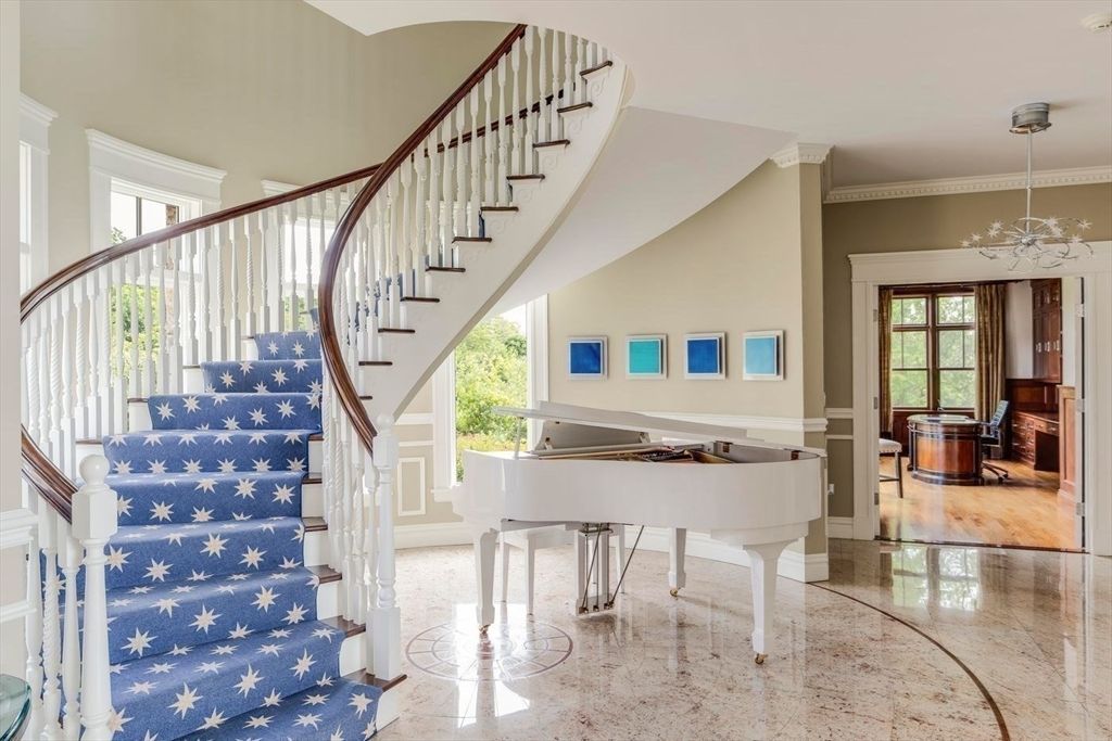 Interior, Piano