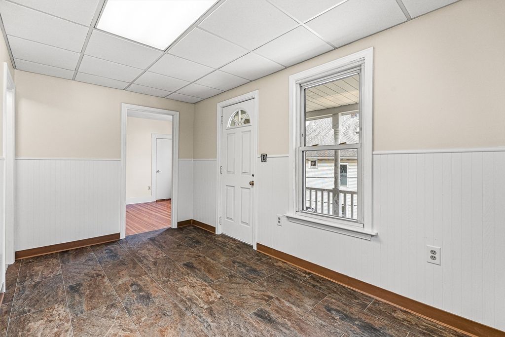 Empty room, Interior
