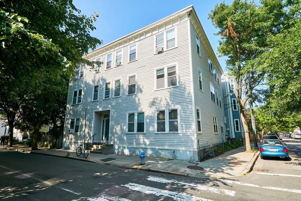 Exterior, Facade, Rowhouse