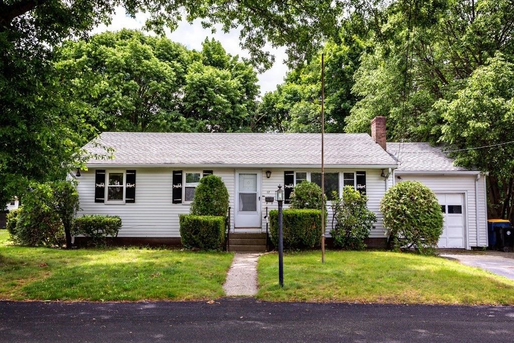 Attached, Exterior, Facade, Cape Cod