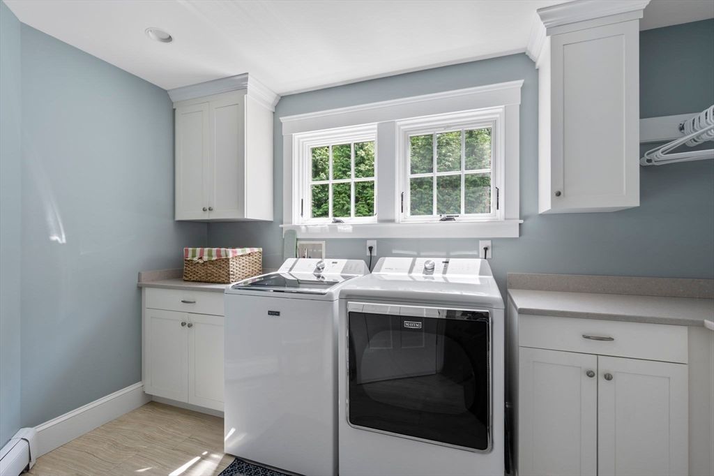 Interior, Recessed Lighting, Washer, Wood Texture Flooring