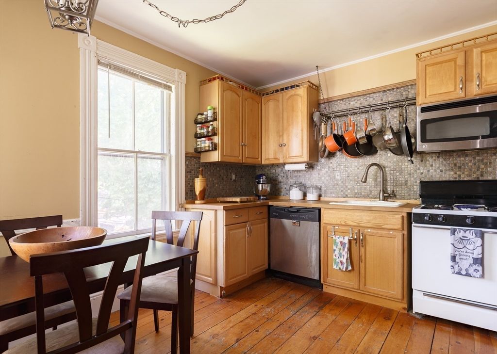 Dining room, Interior, Kitchen, Stainless Steel Appliances, Wood Texture Flooring