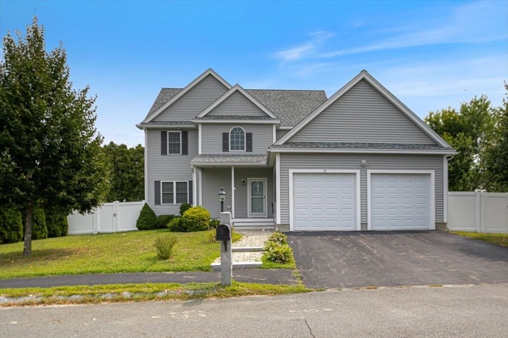Attached, Exterior, Facade, Farmhouse