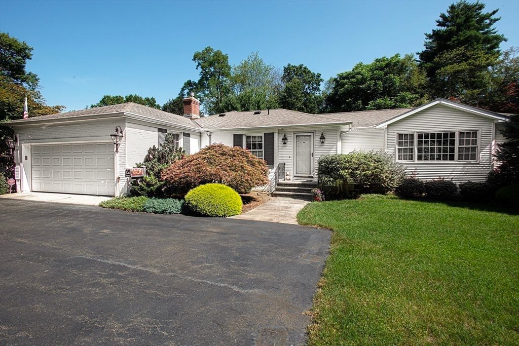 Attached, Exterior, Facade, Ranch