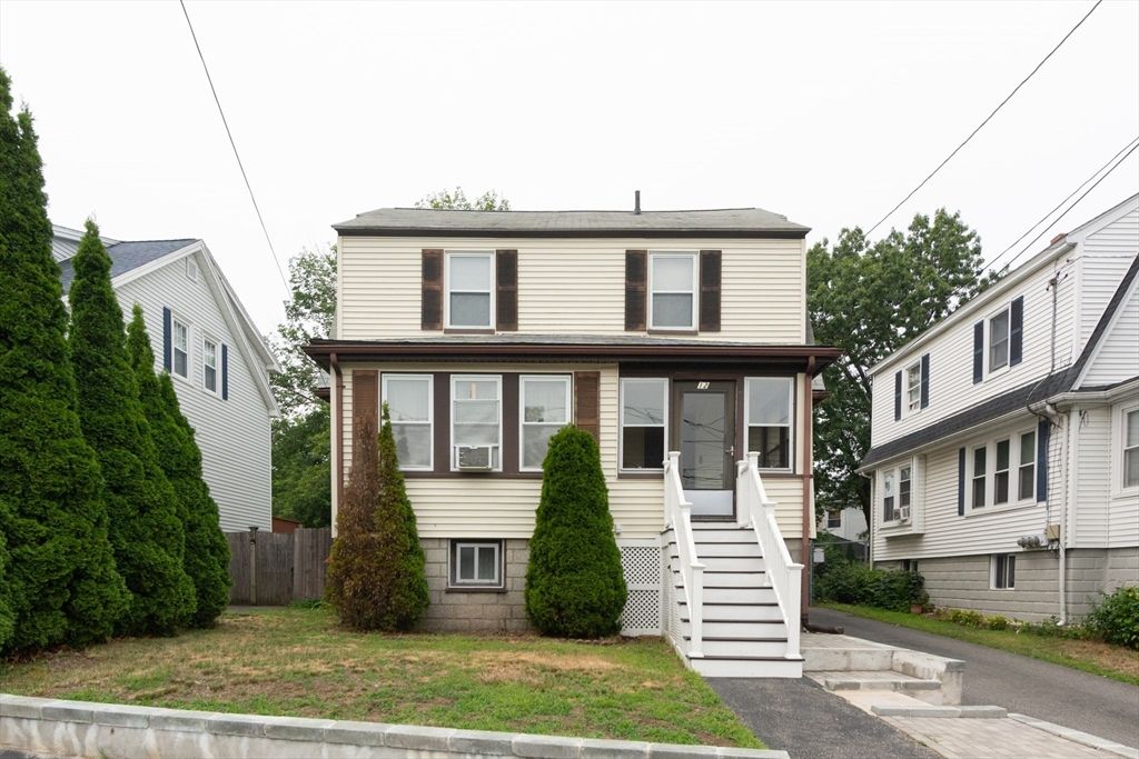 Exterior, Facade, American Foursquare
