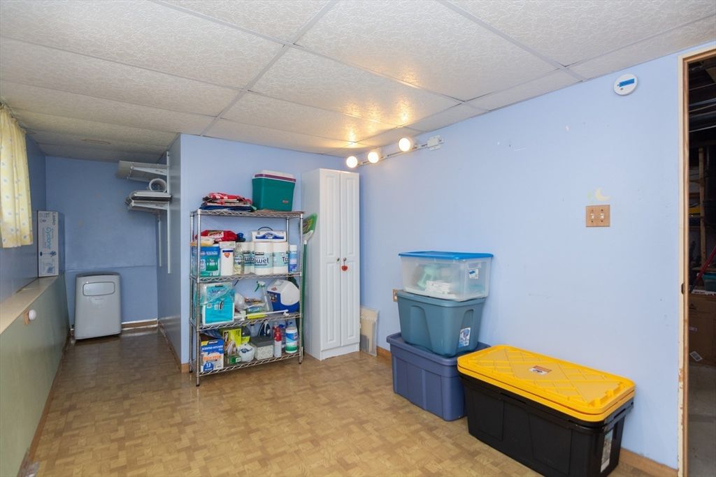 Interior, Washer, Wood Texture Flooring