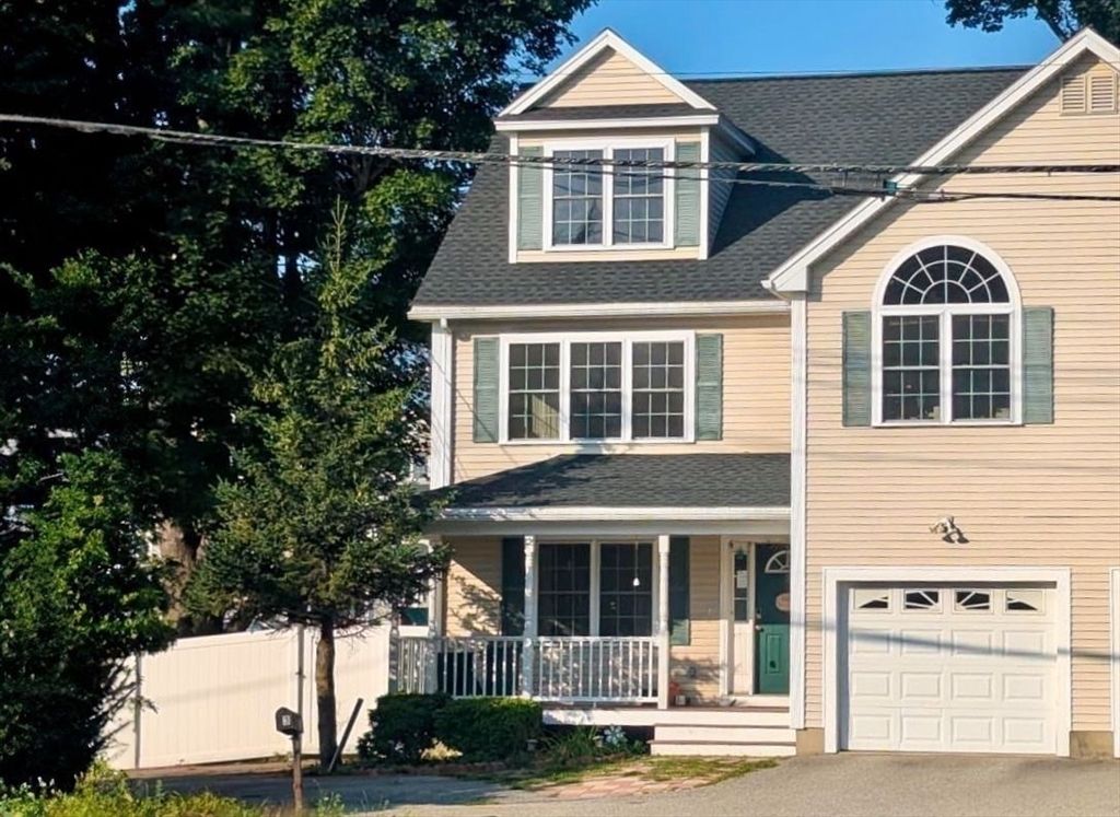 Attached, Exterior, Facade, Queen Anne Victorian