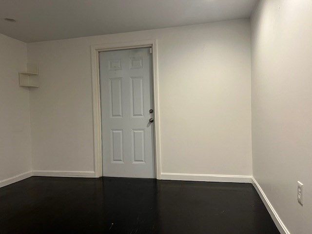 Empty room, Interior