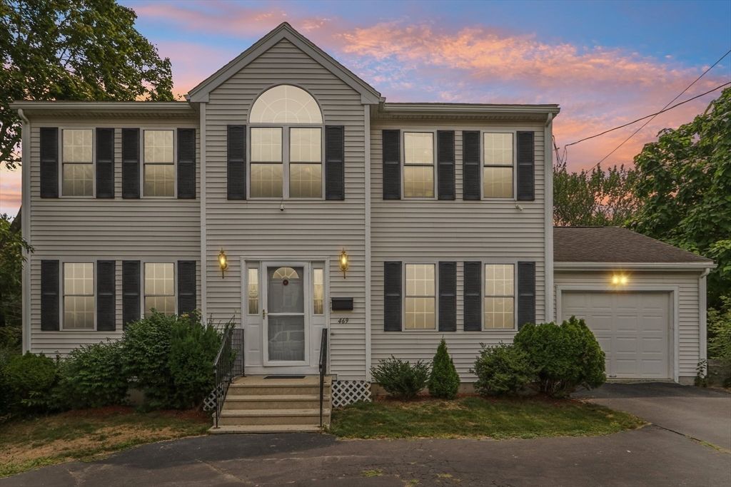 Attached, Exterior, Facade, Rowhouse