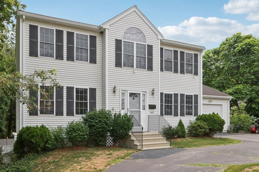Attached, Exterior, Facade, Rowhouse