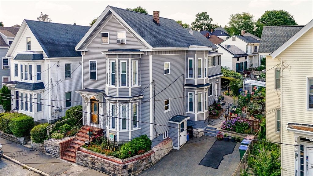 Exterior, Facade, Queen Anne Victorian