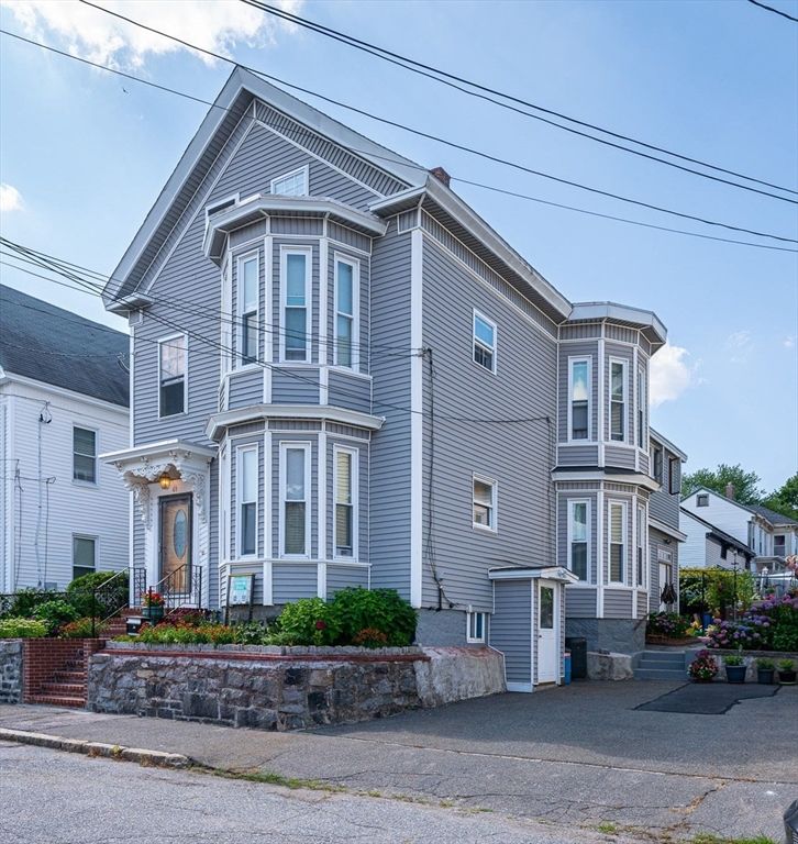 Exterior, Facade, Queen Anne Victorian