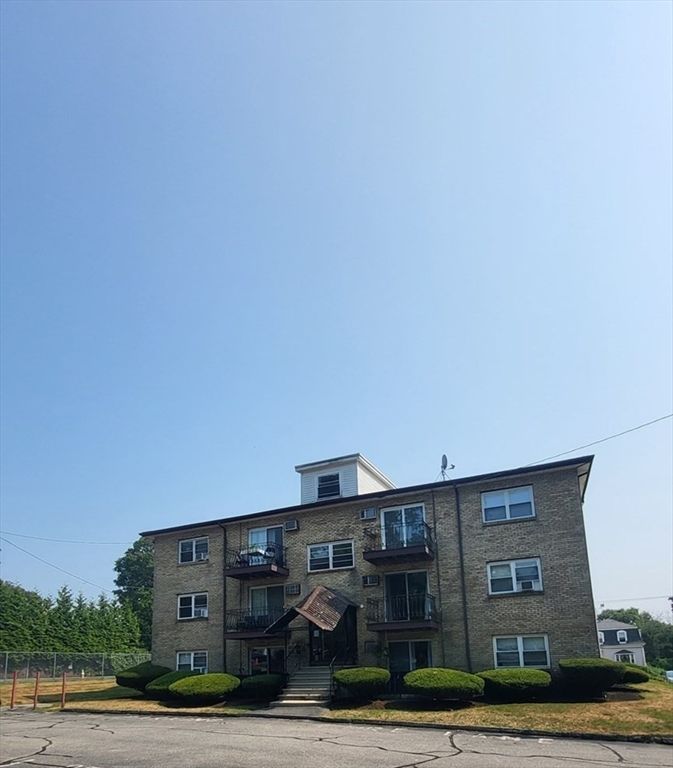Exterior, Facade, Brick Facade, Rowhouse