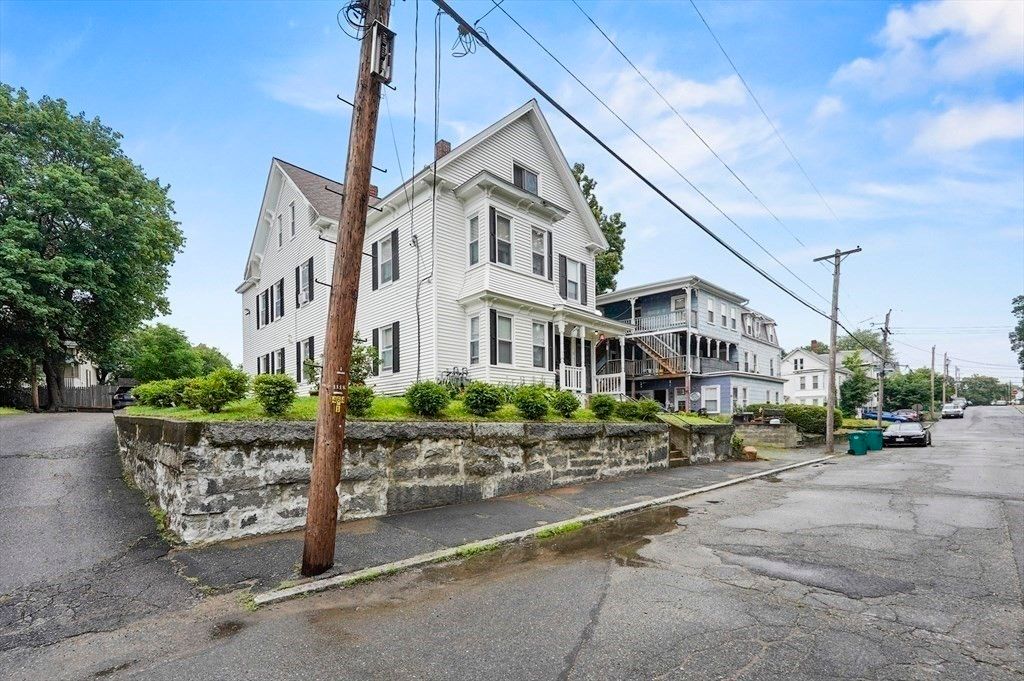 Exterior, Facade, Queen Anne Victorian