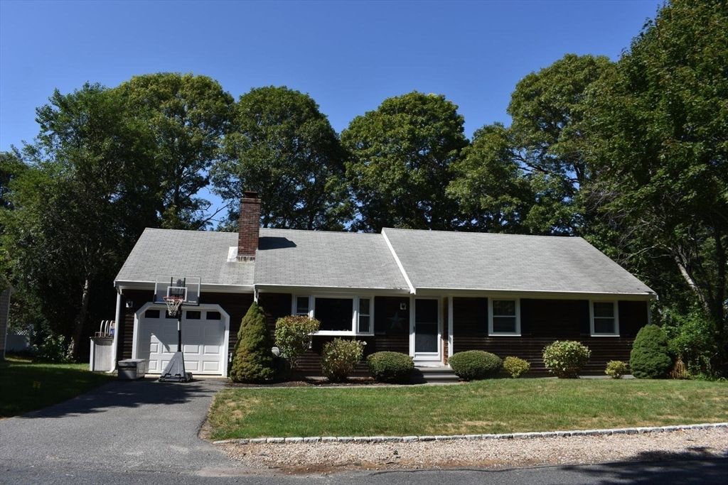 Attached, Exterior, Facade, Cape Cod