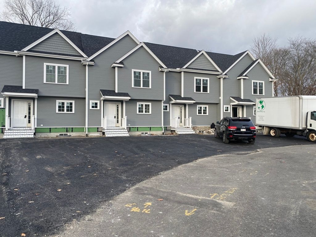 Attached, Exterior, Facade, Rowhouse