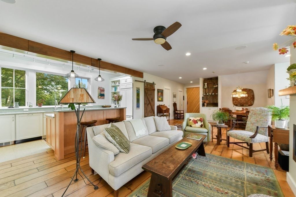 Dining room, Interior, Living room, Pendant Lights, Recessed Lighting, Wood Texture Flooring