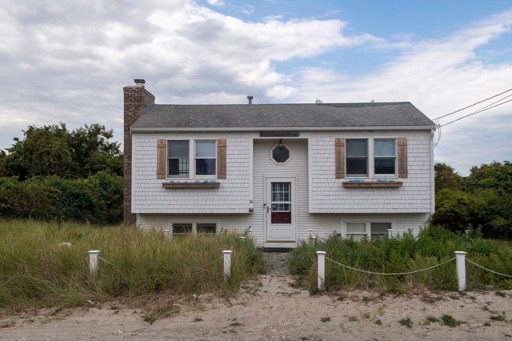 Exterior, Facade, Raised Ranch